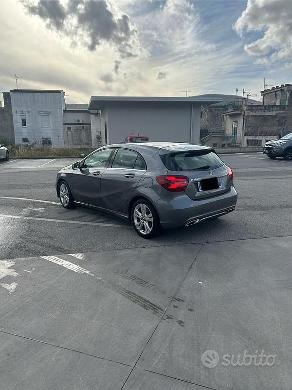 Usata Mercedes A180 109 CV (80 kW) 2018 Grigio