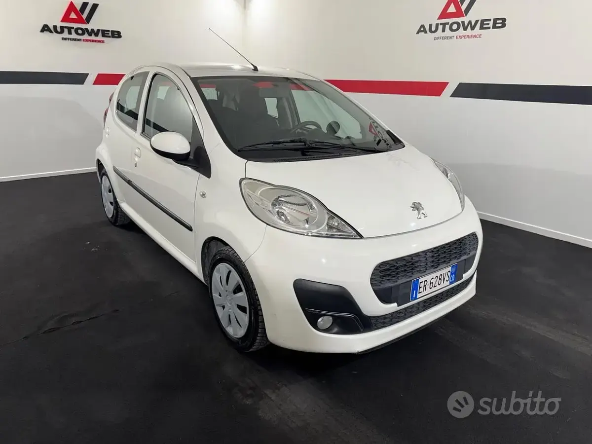 Usata Peugeot 107 Active 68 CV (50 kW) 2013 Bianco Utilitaria