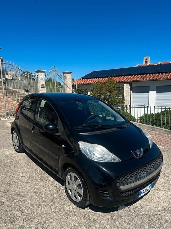 Käytetty Peugeot 107 68 HP (50 kW) 2010 Musta Viistoperä