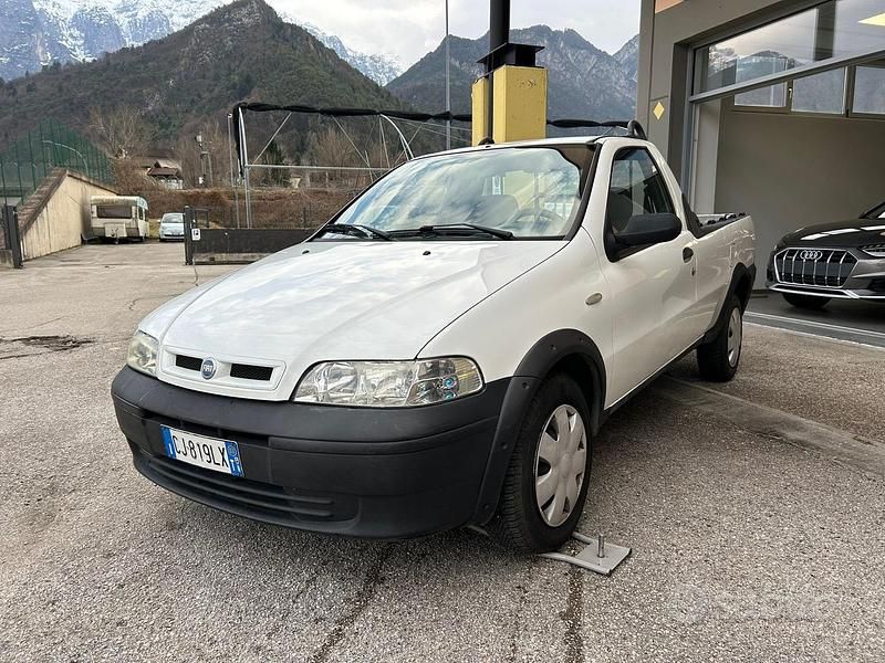 Usata Fiat Strada 80 CV (58 kW) 2003 Bianco Pick-up