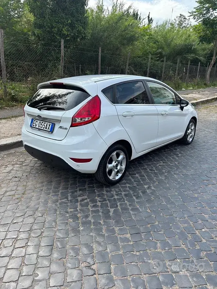 Usata Ford Fiesta Titanium 82 CV (60 kW) 2011 Bianco Berlina