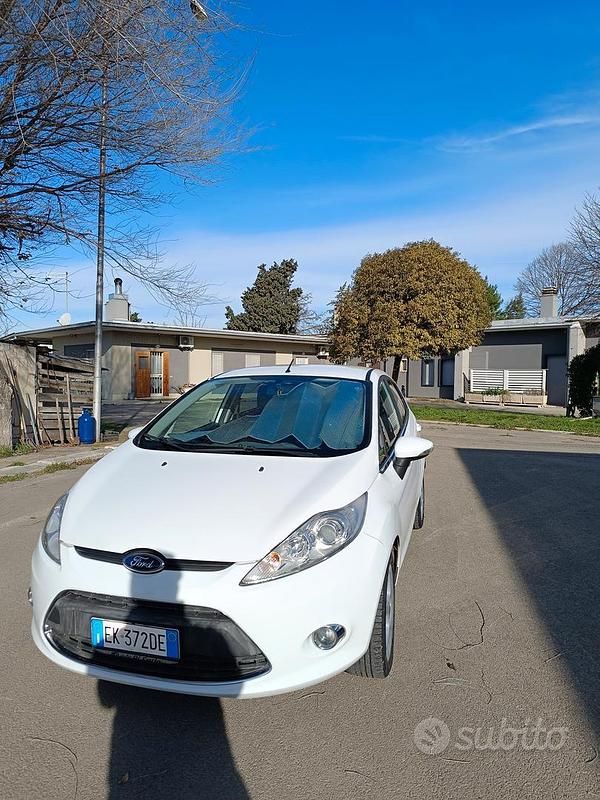 Usata Ford Fiesta Titanium 82 CV (60 kW) 2011 Bianco Utilitaria