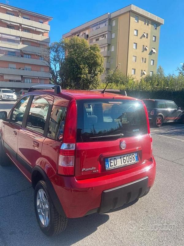 Usata Fiat Panda 4x4 69 CV (50 kW) 2010 Rosso Utilitaria