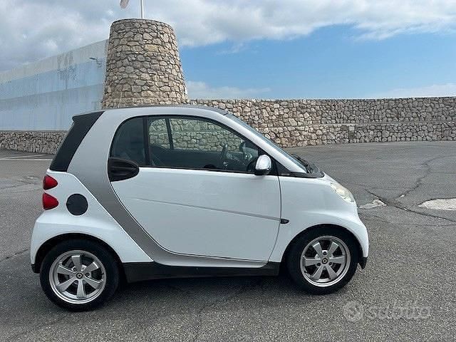 Usata 2009 Smart ForTwo Coupé Utilitaria | 5300 € (Molto cara) - Immagine 1/4