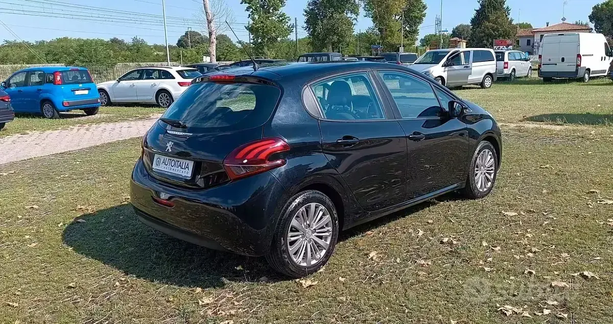 Usata Peugeot 208 Access 82 CV (60 kW) 2017 Nero Utilitaria