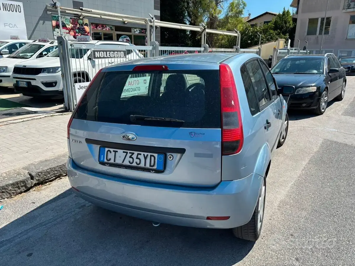 Usata Ford Fiesta 80 CV (58 kW) 2005 Bluazzurro Utilitaria