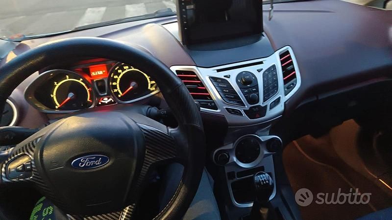 Usata Ford Fiesta 97 CV (71 kW) 2009 Bianco Utilitaria