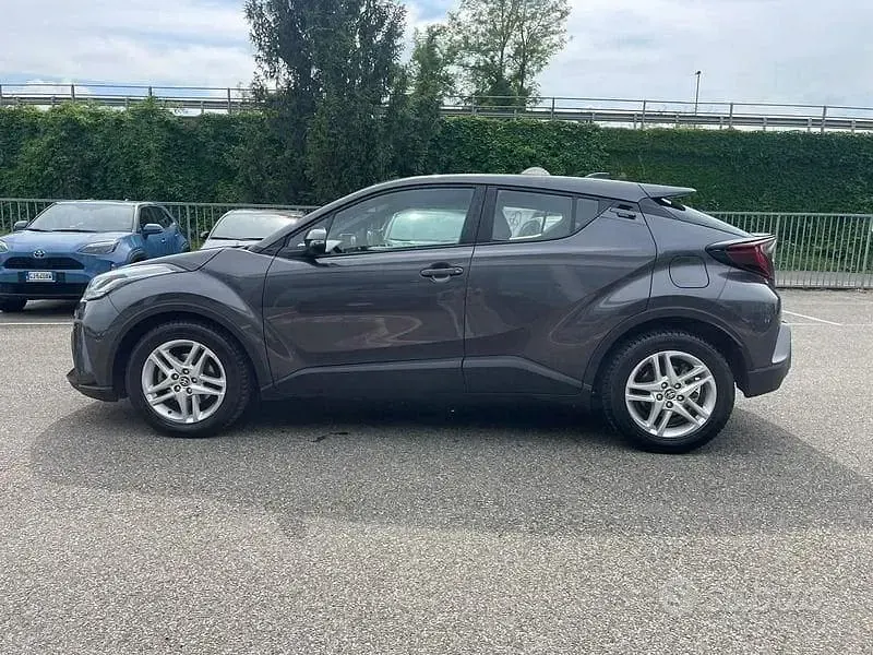 Usado Toyota C-HR Active 122 CV (89 kW) 2022 Gris SUV