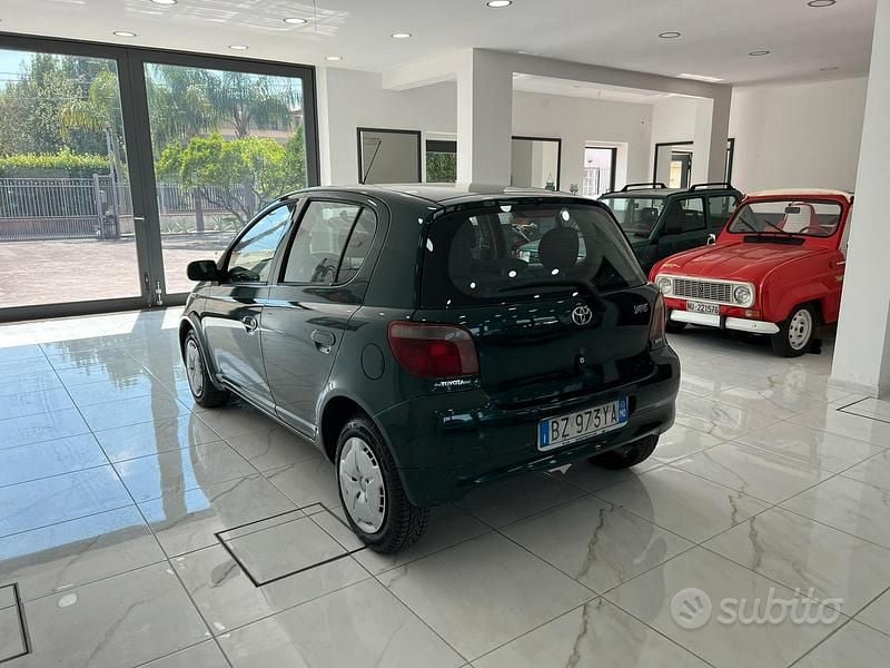 Usata Toyota Yaris Luna 86 CV (63 kW) 2002 Verde Berlina