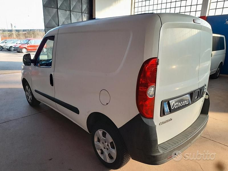 Usata Opel Combo Club 90 CV (66 kW) 2012 Bianco Monovolume
