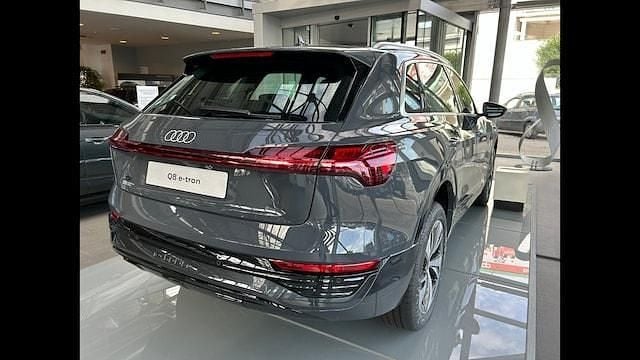 Usata Audi Q8 e-tron Ambiente 250 kW (340 CV) 2023 Grigio SUV