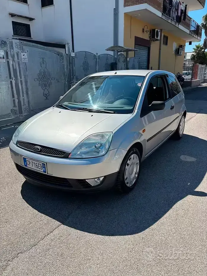 Usata Ford Fiesta Ghia 75 CV (55 kW) 2004 Grigio Utilitaria