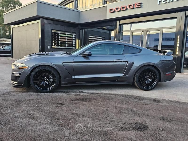 Usata Ford Mustang Fastback 317 CV (233 kW) 2021 Grigio scuro metallizzato Coupé