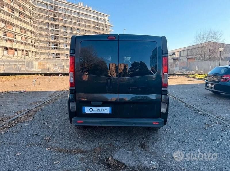 Usata Opel Vivaro 120 CV (88 kW) 2012 Grigio Monovolume
