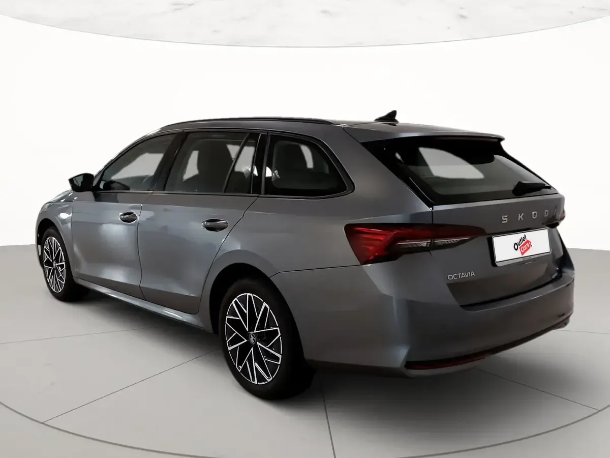 Usata Skoda Octavia Executive 150 CV (110 kW) 2025 Grigio graphite metallizzato Station wagon