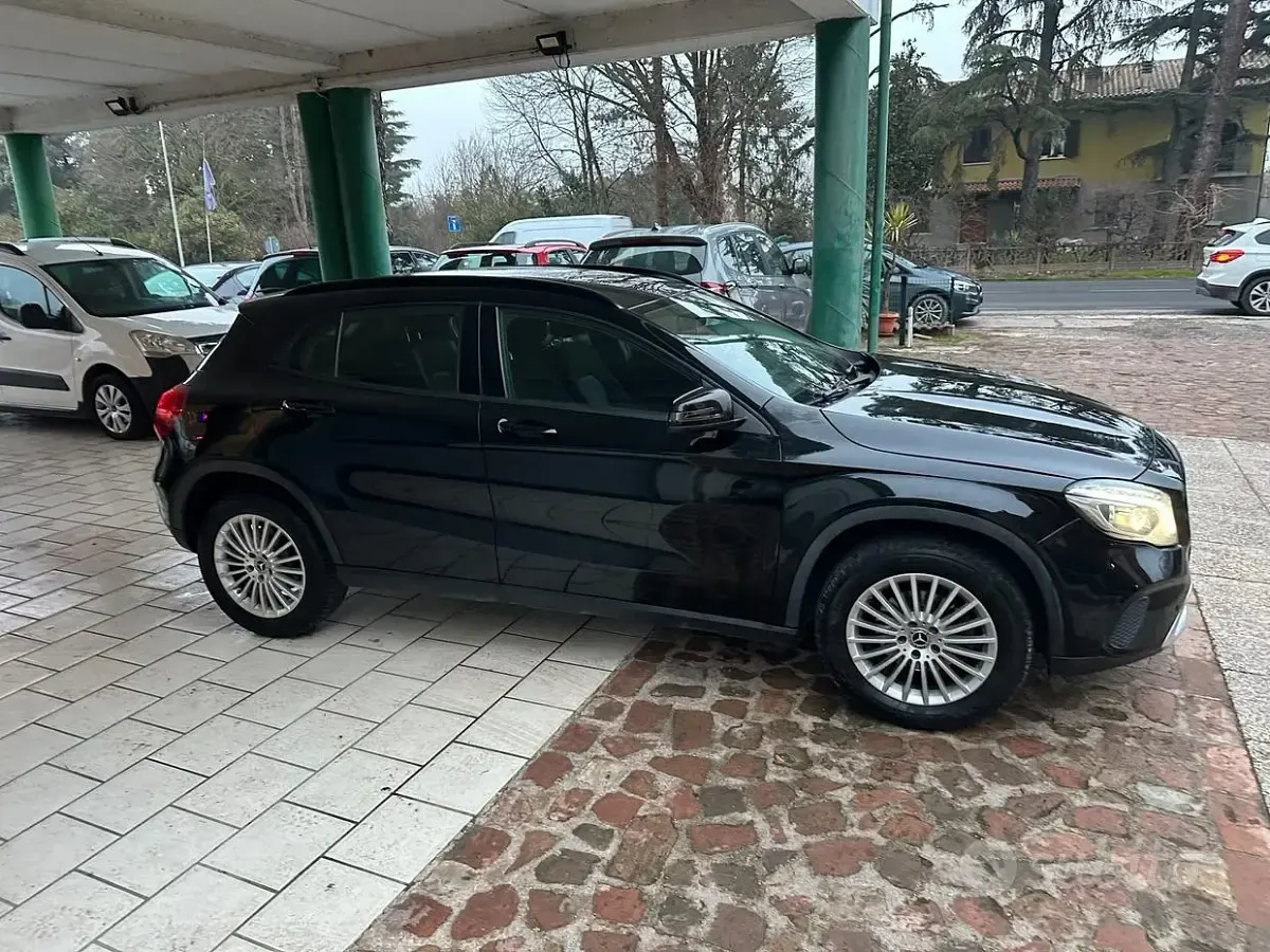Käytetty Mercedes GLA180 109 HP (80 kW) 2018 Musta Katumaasturi
