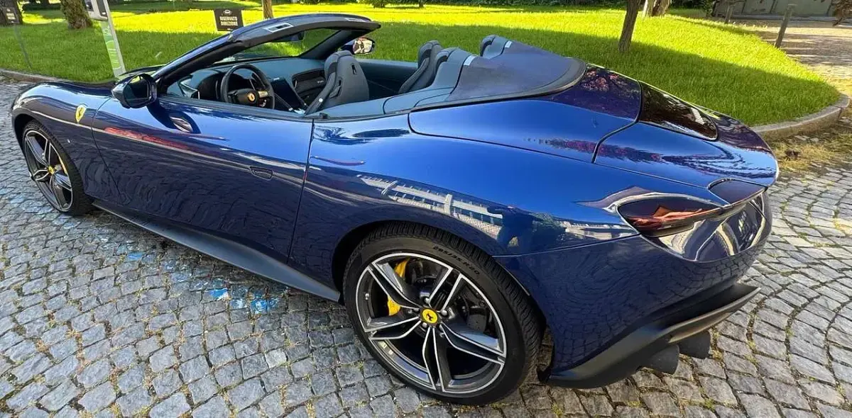 Usata Ferrari Roma 620 CV (456 kW) 2024 Blu tour de france Cabrio