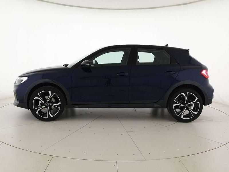 Nuova Audi A1 116 CV (85 kW) 2026 Blu navarra metallizzato nero Berlina