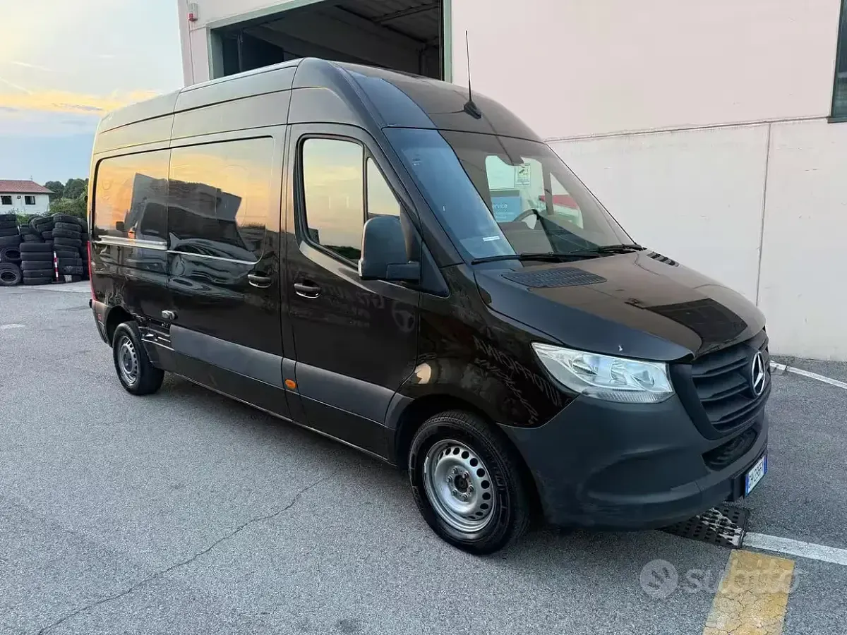 Usata Mercedes Sprinter 114 CV (83 kW) 2021 Marrone Furgone