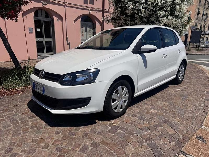 Bianco Usata 2012 VW Polo Comfortline Tre volumi | 5700 € (Buon prezzo) - Immagine 1/4