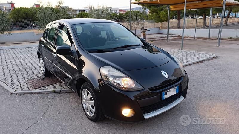 Nero Usata 2012 Renault Clio IV Tre volumi | 4200 € (Super prezzo) - Immagine 1/4
