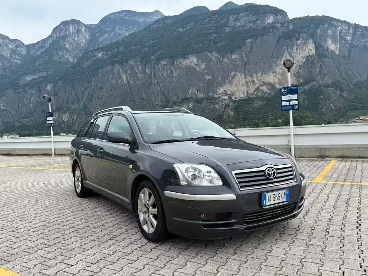 Usata Toyota Avensis 150 CV (110 kW) 2006 Grigio Station wagon