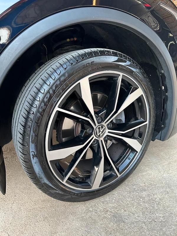 Usata VW Tiguan R-line 200 CV (147 kW) 2021 Nero SUV