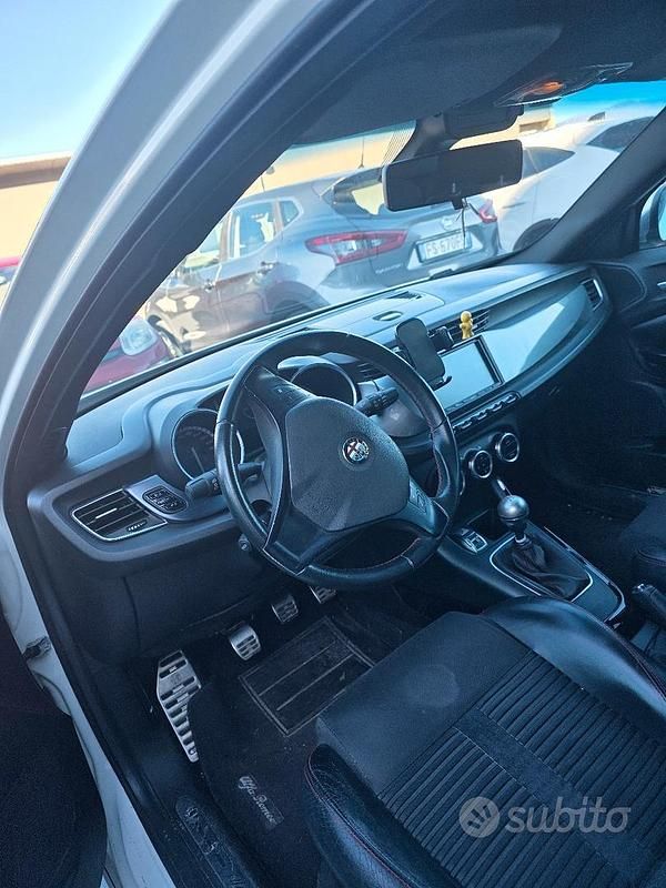 Usata Alfa Romeo Giulietta Exclusive 140 CV (102 kW) 2011 Bianco Utilitaria