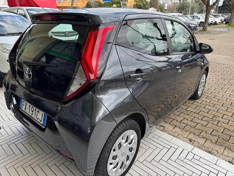Usata Toyota Aygo Business Edition 72 CV (52 kW) 2019 Grigio Utilitaria