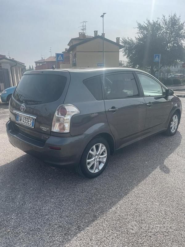 Usata Toyota Corolla Verso 2009 Grigio Monovolume