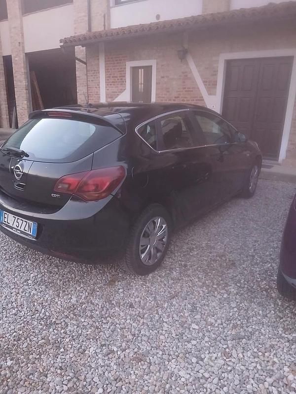 Usata Opel Astra Cosmo 110 CV (80 kW) 2012 Nero Berlina