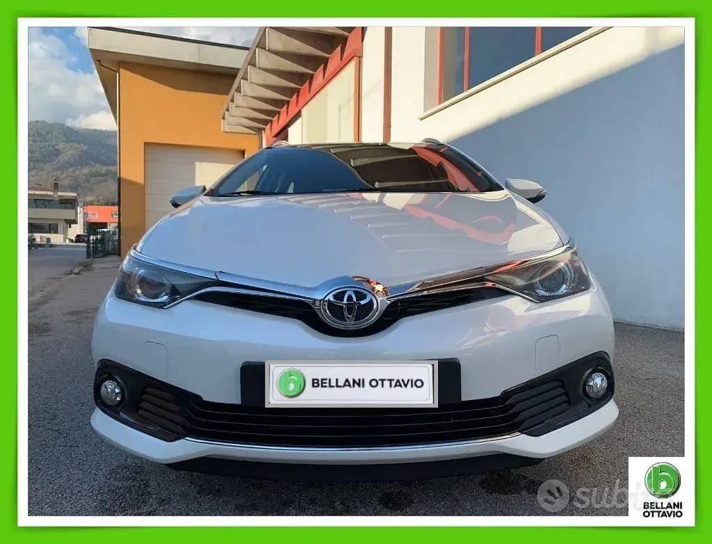 Usata Toyota Auris Touring Sports Lounge 112 CV (82 kW) 2016 Bianco Station wagon