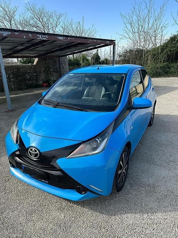Usata Toyota Aygo 69 CV (50 kW) 2017 Blu Utilitaria