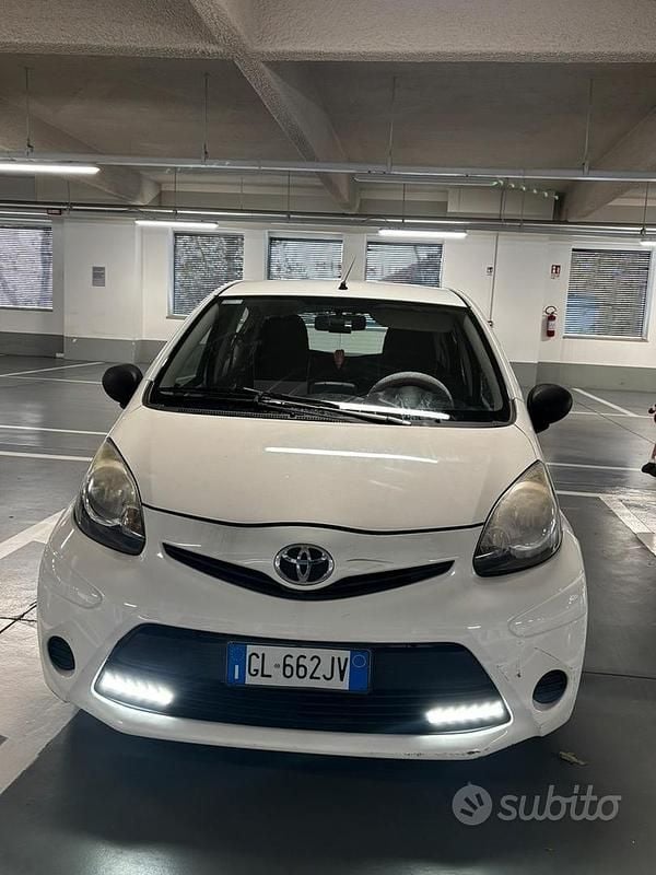 Bianco Usata 2014 Toyota Aygo Due volumi | 4600 € (Ottimo prezzo) - Immagine 1/4