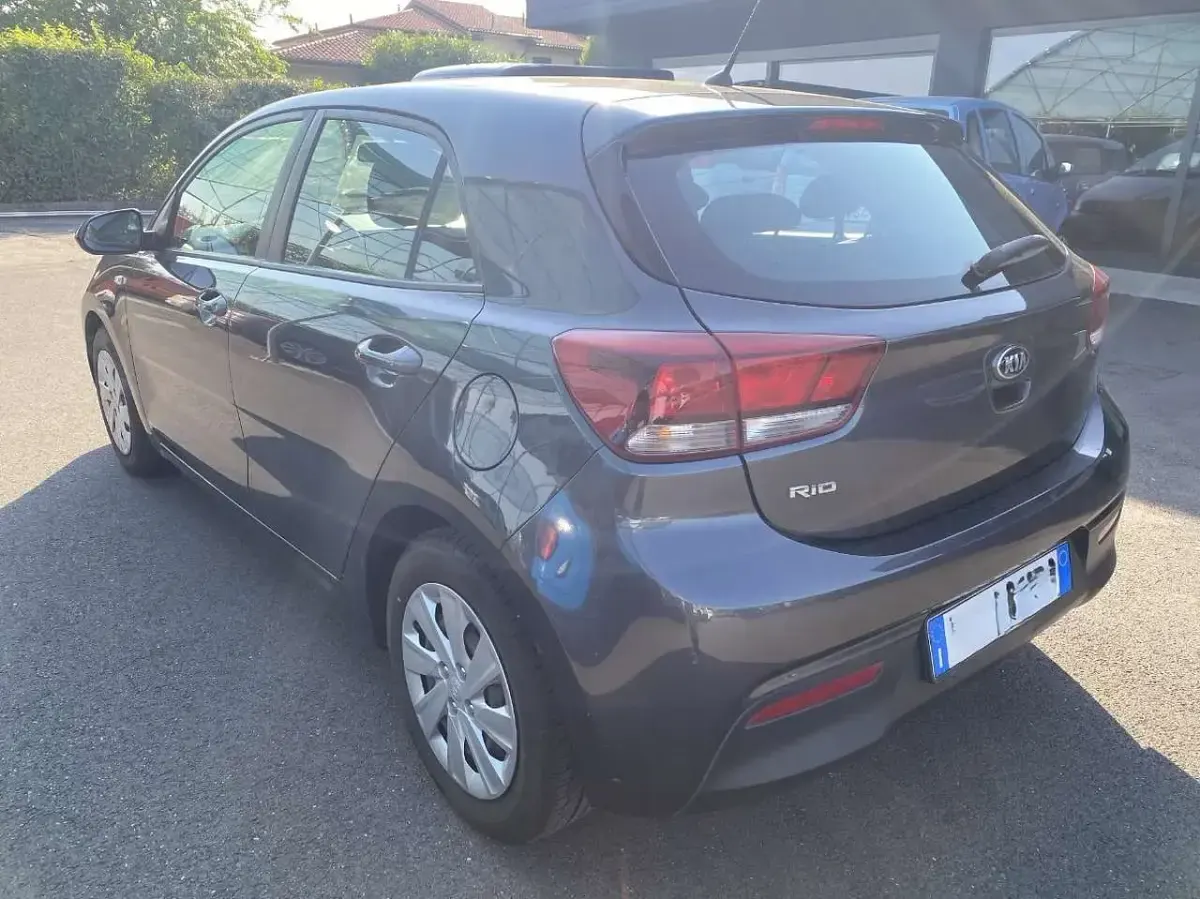 Usata Kia Rio Active 84 CV (61 kW) 2017 Grigio Berlina