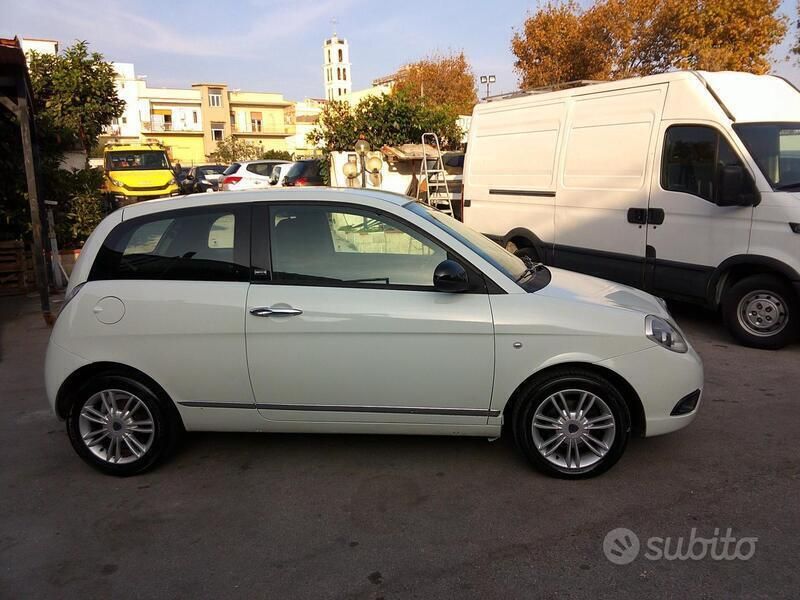 Usata Lancia Ypsilon 75 CV (55 kW) 2012 Bianco Utilitaria