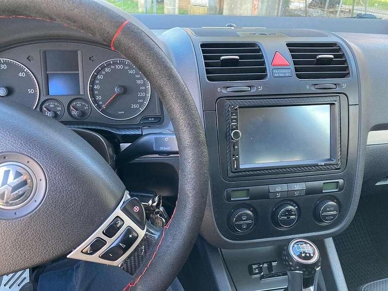 Nero Usata 2004 VW Golf V Comfortline Tre volumi | 2200 € (Buon prezzo) - Immagine 1/4