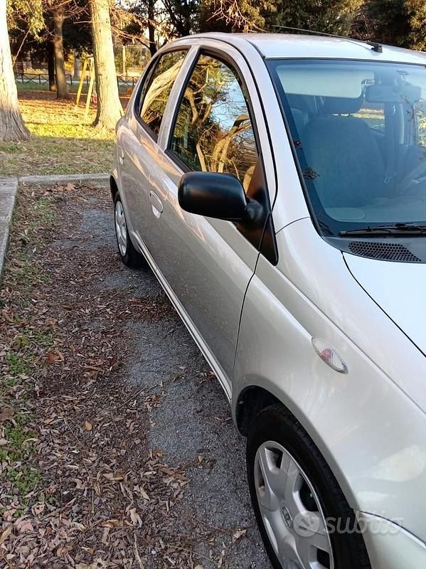 Usata Toyota Yaris 2001 Grigio Berlina