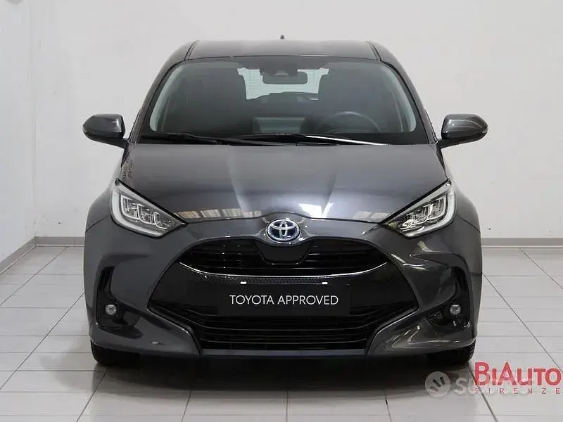 Usata Toyota Yaris Hybrid Trend 115 CV (84 kW) 2022 Grigio Berlina