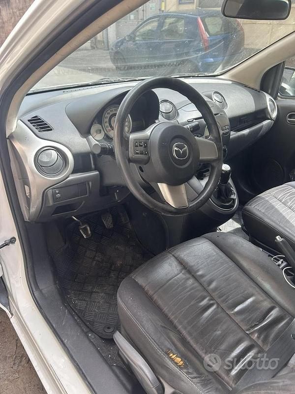 Begagnad Mazda 2 68 HK (50 kW) 2009 Vit Halvkombi
