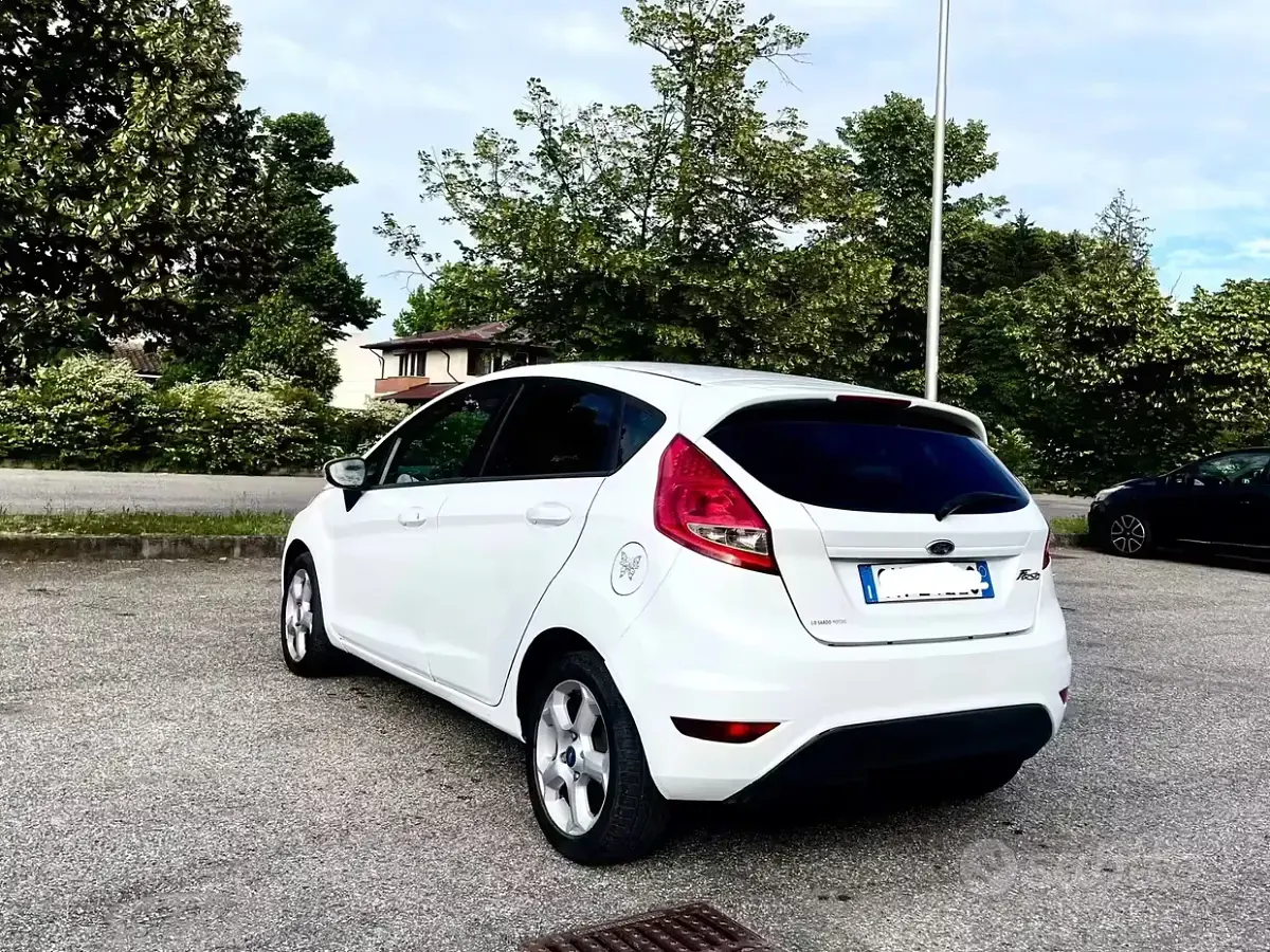 Usata Ford Fiesta Titanium 95 CV (69 kW) 2012 Bianco Berlina