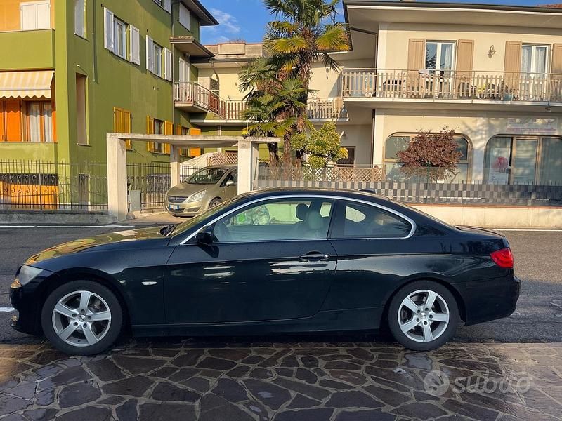 Begagnad BMW 320 183 HK (134 kW) 2011 Svart Sportkupé
