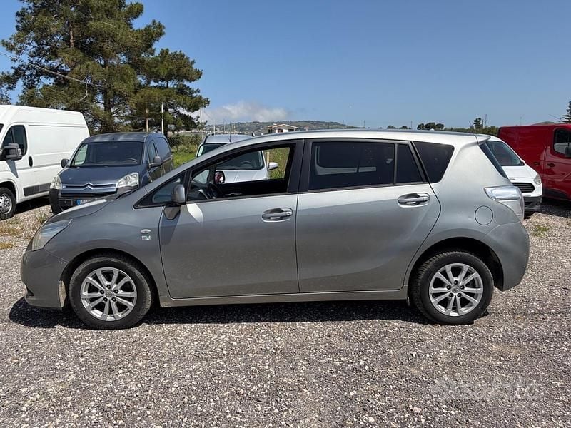 Usata Toyota Verso Active 126 CV (92 kW) 2013 Grigio Monovolume