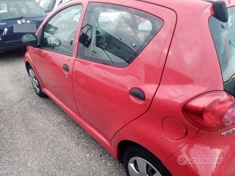 Second-hand Toyota Aygo 68 CP (50 kW) 2008 Roșu Hatchback