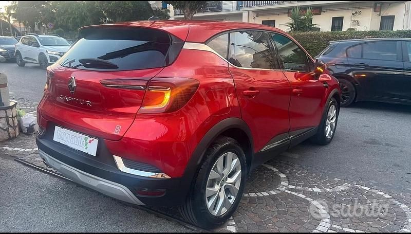 Usata Renault Captur 100 CV (73 kW) 2021 Rosso SUV