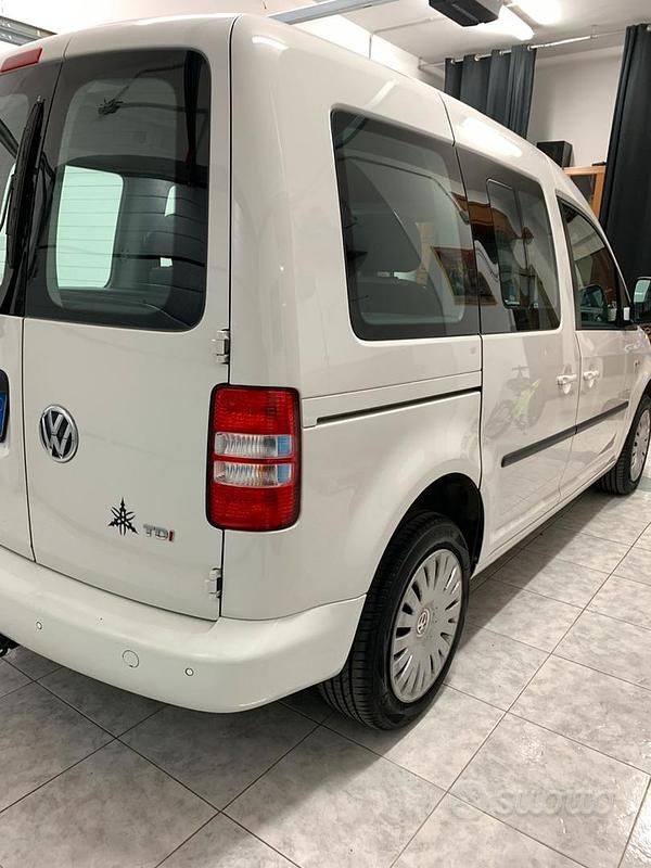 Begagnad VW Caddy 102 HK (75 kW) 2012 Minibuss