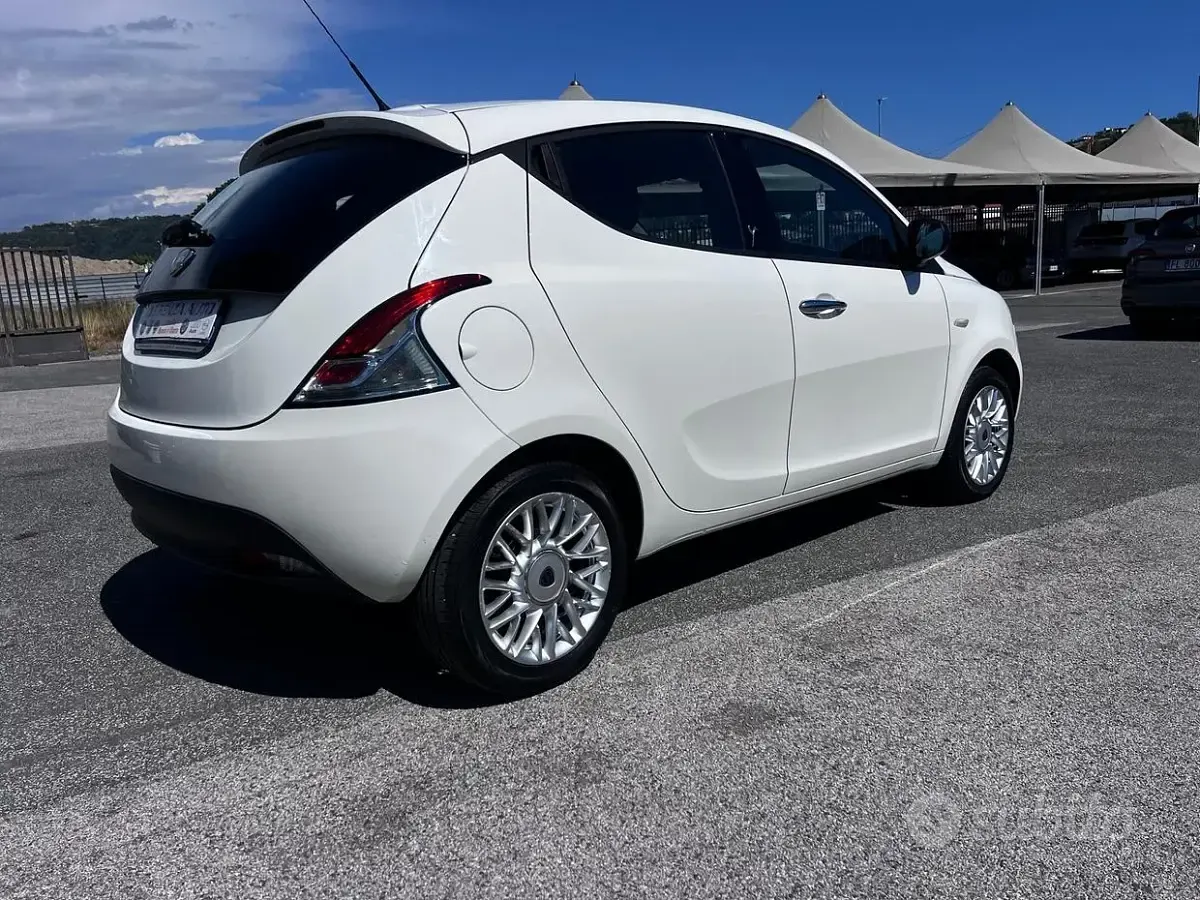 Gebraucht Lancia Ypsilon Gold 69 PS (50 kW) 2013 Weiß Kleinwagen