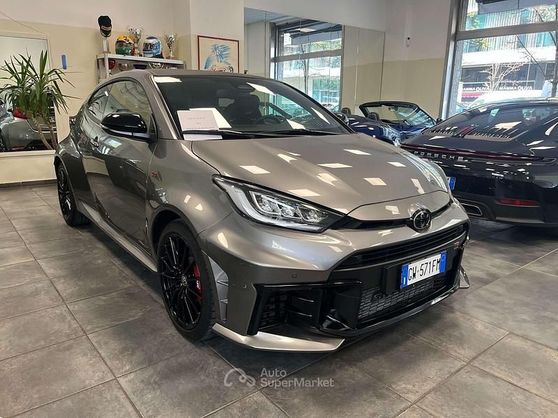 Usata Toyota Yaris 280 CV (205 kW) 2024 Gray Utilitaria