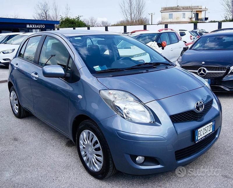 Usata Toyota Yaris 100 CV (73 kW) 2010 Blu Utilitaria