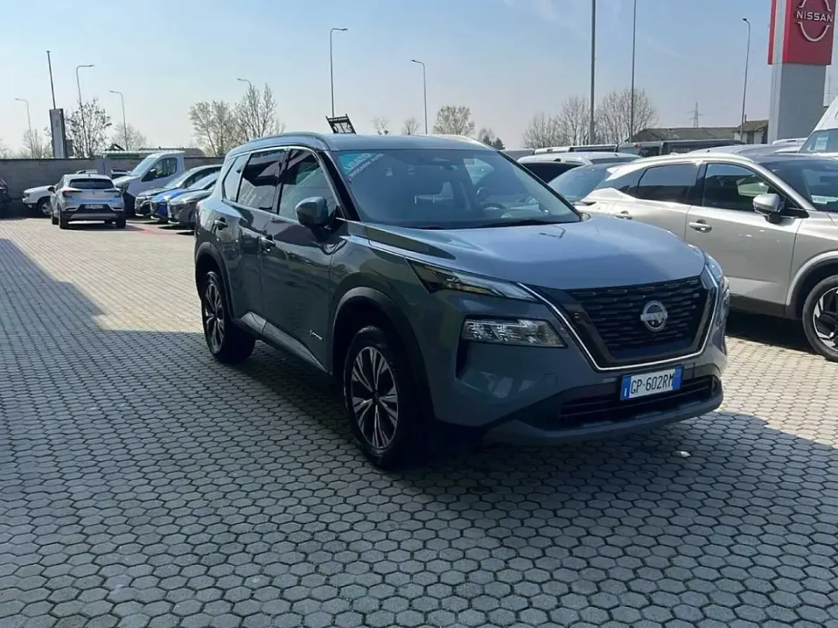 Käytetty Nissan X-Trail N-Connecta 158 HP (116 kW) 2023 Harmaa Katumaasturi